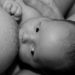 allaitement maternel bébé yeux ouverts