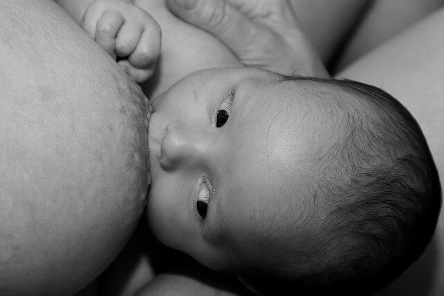 allaitement maternel bébé yeux ouverts