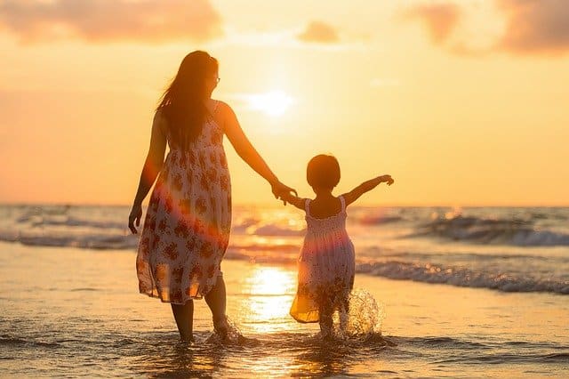 mère et fille à la plage